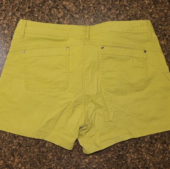 Title Nine Shorts - Picture 2 of 3